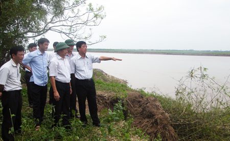 Hưng Yên Phó chủ tịch UBND tỉnh Đặng Minh Ngọc kiểm tra sự cố sạt lở kè Phú Hùng Cường